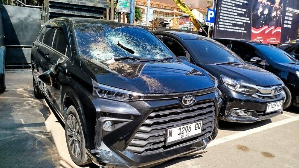 Kondisi mobil Toyota Avanza melawan arus dan menyebabkan banyak kecelakaan di Jalan Veteran. (IDN Times/Rizal AdhiPratama)