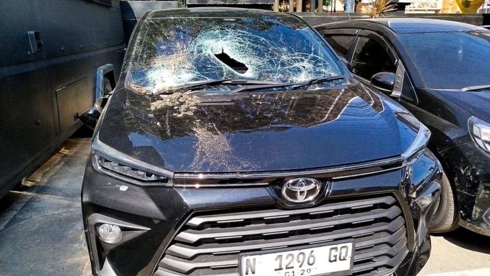 Kondisi mobil Toyota Avanza melawan arus dan menyebabkan banyak kecelakaan di Jalan Veteran. (IDN Times/Rizal AdhiPratama)