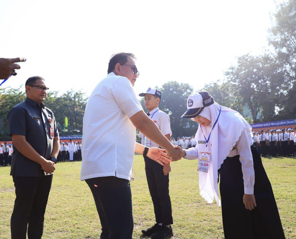29.481 Seragam Gratis Dibagikan ke 4.060 Sekolah SMA/SMK/SLB Jatim
