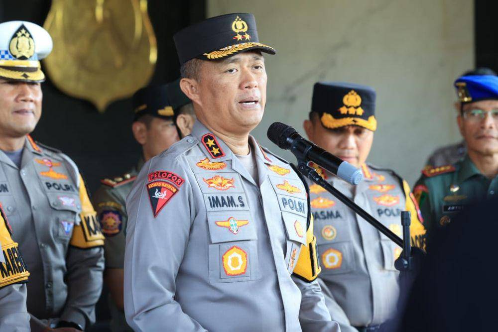 Kapolda Jatim Irjen Pol Imam Sugianto saat pimpin Apel Gelar Pasukan Pengamanan Piala AFF U-19 2024. Dok. Humas Polda Jatim.