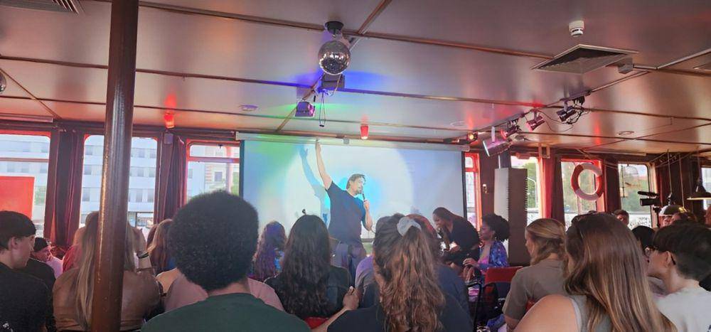 potret stand up komedi di Laughing Spree Comedy, Berlin-Jerman (google.com/maps/Joseph Choi)