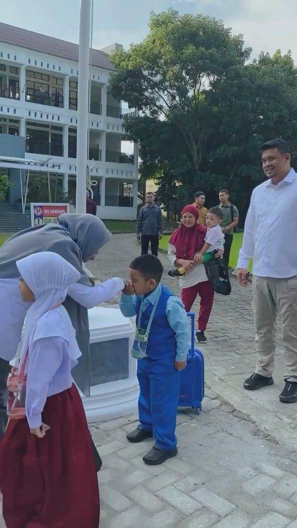 Kahiyang Ayu antar anak hari pertama sekolah (instagram.com/bobbynst)