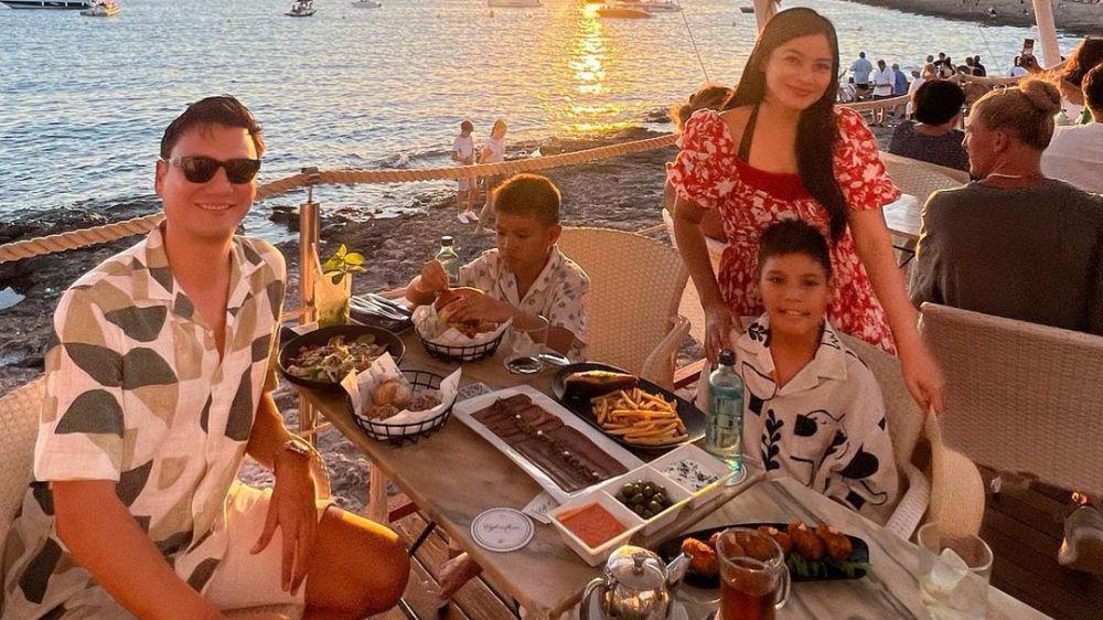 7 Momen Titi Kamal dan Keluarga Nikmati Sunset saat Liburan di Spanyol