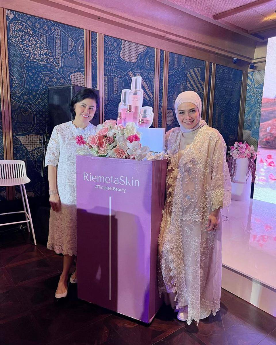 potret launching skin care Rieta Amilia (instagram.com/rieta_amilia)