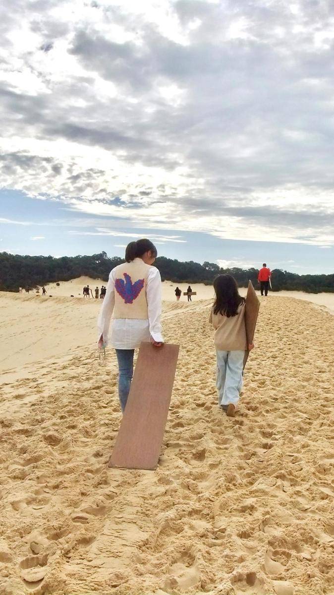 potret Gisel dan Gempi main seluncuran pasir di Australia (instagram.com/gisel_la)