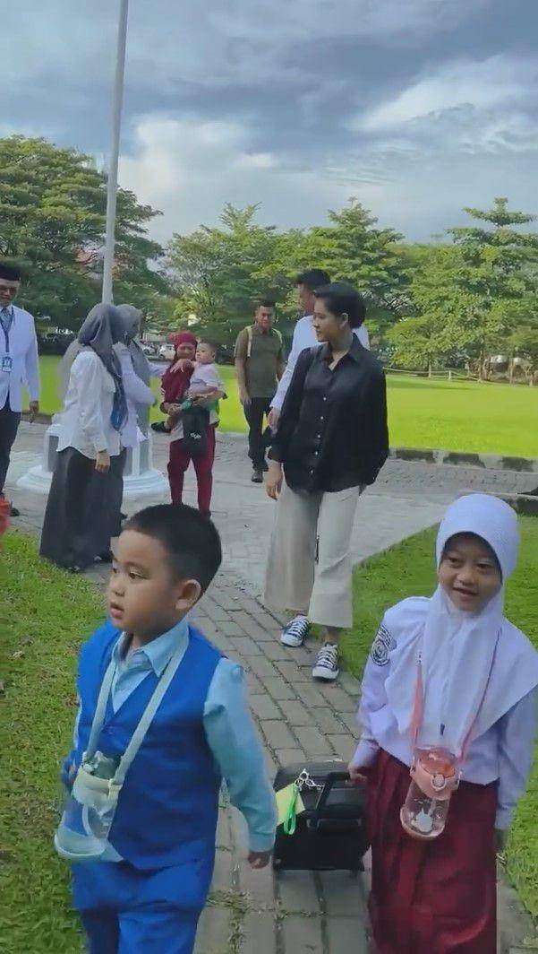 Kahiyang Ayu antar anak hari pertama sekolah (instagram.com/bobbynst)
