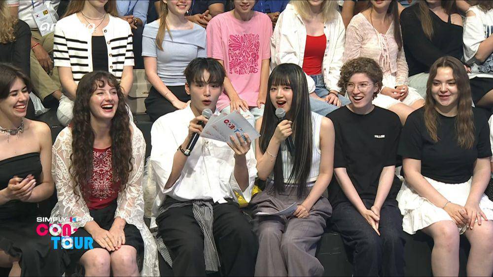 Zayyan dan Kim jadi MC di SIMPLY K-POP CON-TOUR (YouTube.com/ARIRANG K-POP)