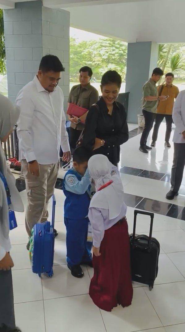 Kahiyang Ayu antar anak hari pertama sekolah (instagram.com/bobbynst)