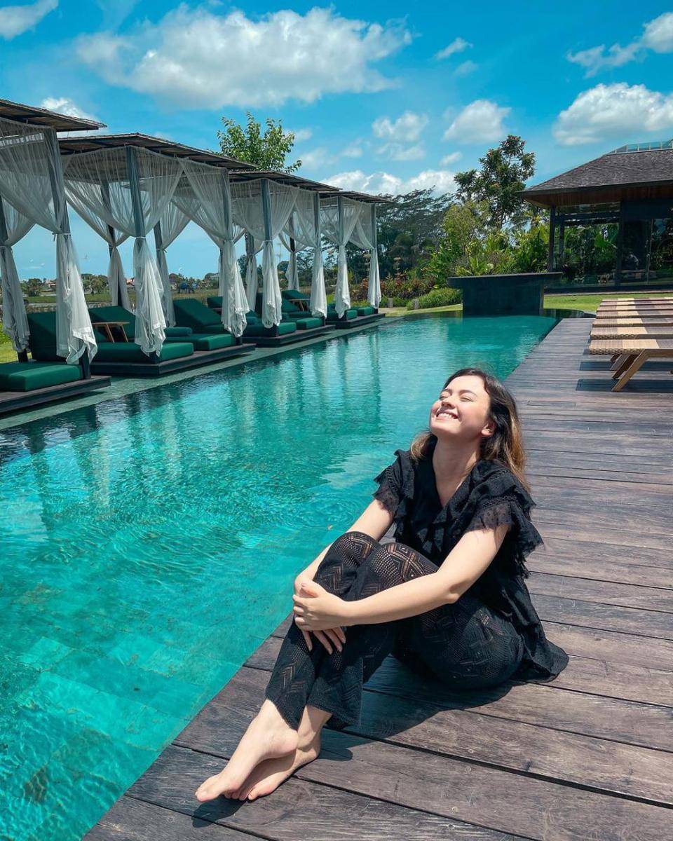 padu padan outfit hitam ala Kimberly Ryder (instagram.com/kimbrlyryder)