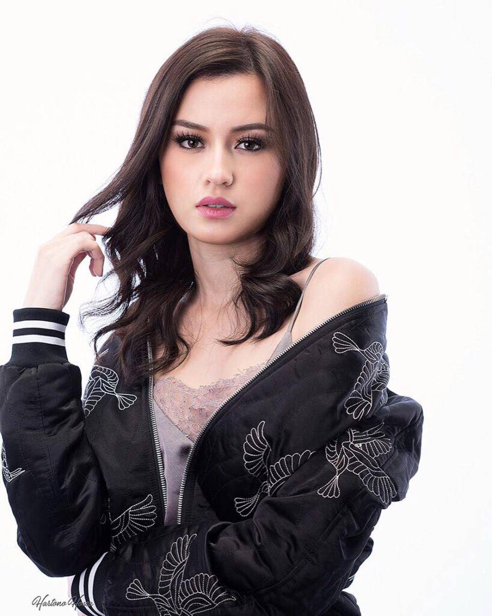 gaya makeup ala Kimberly Ryder (instagram.com/kimbrlyryder)