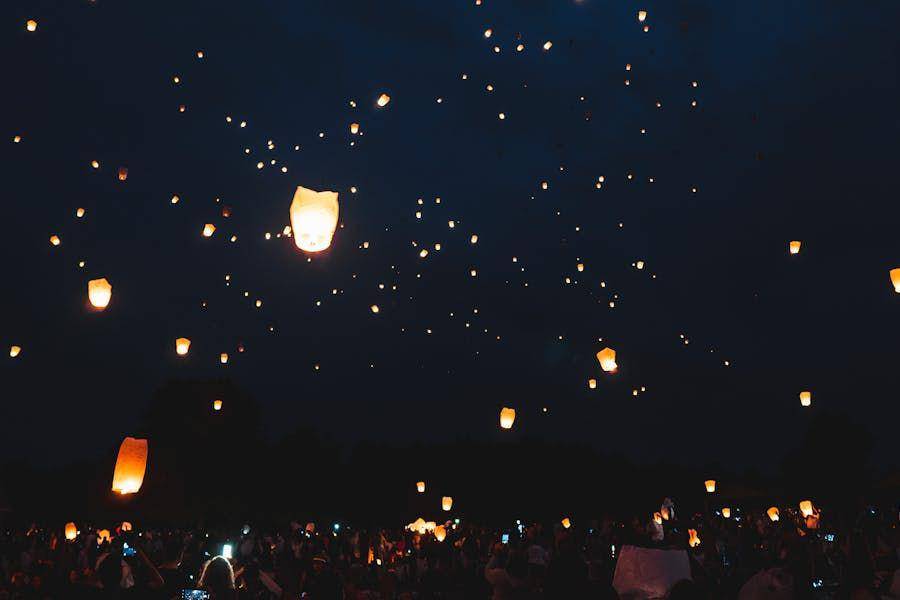 ilustrasi lampion terbang (pexels.com/Chait Goli)
