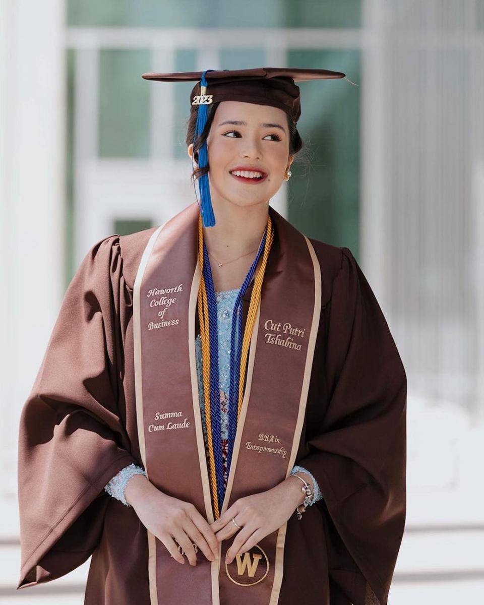 Inspirasi makeup wisuda ala artis (Instagram.com/bebytsabina)