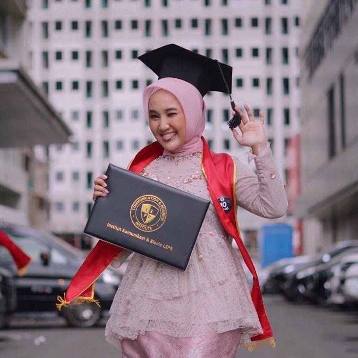Inspirasi makeup wisuda ala artis (Instagram.com/fatin30)