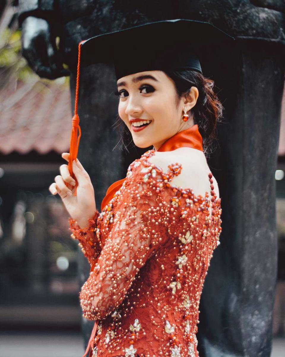Inspirasi makeup wisuda ala artis (Instagram.com/febbyrastanty)