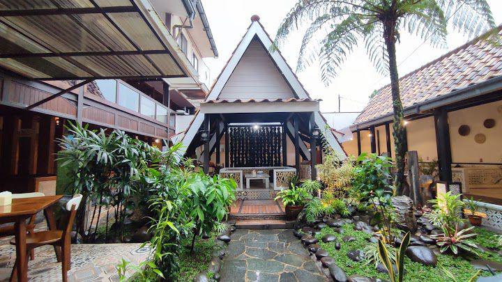 5 Tempat Makan Lesehan di Bandung yang Enak dan Murah