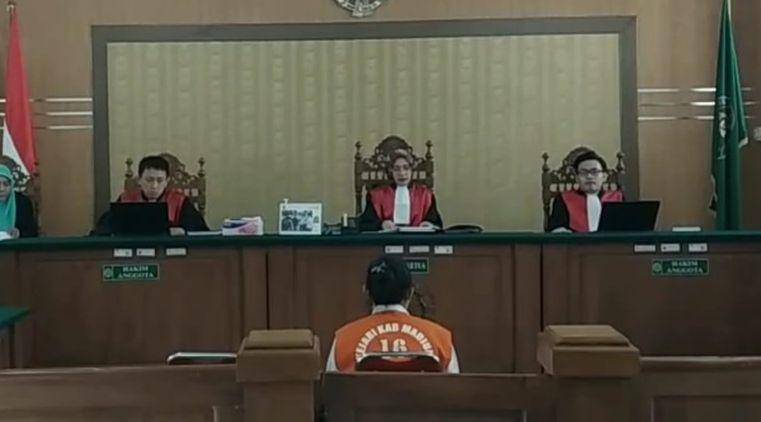 Y divonis oleh Majelis Hakim Pengadilan Negeri (PN) Kabupaten Madiun, Indira Patmi, pada Selasa (16/07/2024). IDN Times/ Riyanto.