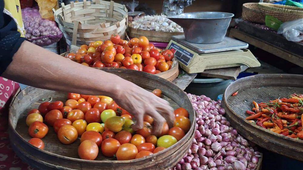 Aktivitas jual beli tomat dan bawang merah di pasar sayur Magatan. IDN Times/ Riyanto.