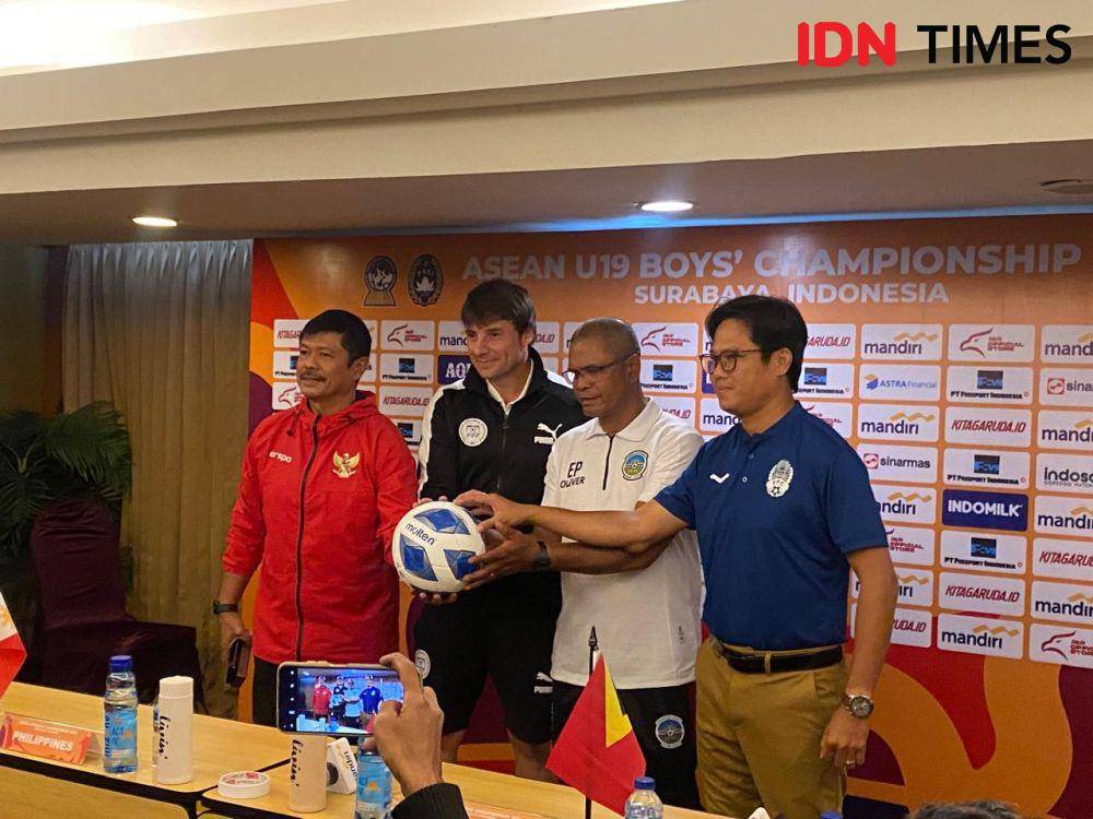 Pre Match Conference di Hotel Whyndam Surabaya, Selasa (16/7/2023). (IDN Times/Khusnul Hasana)