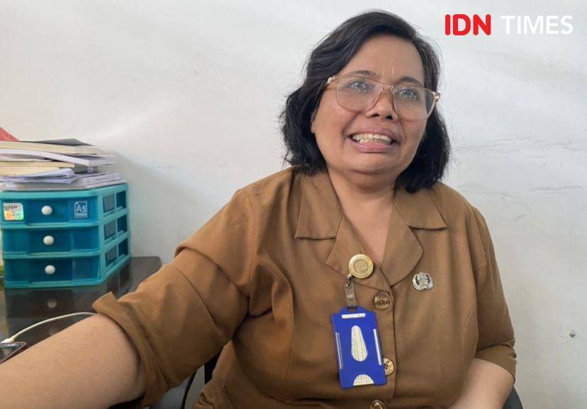 Salah satu staff di Perpustakaan dan Arsip Daerah Provinsi Sumatera Utara (IDN Times/Indah Permata Sari)