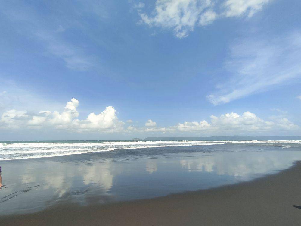 Pantai Cemara Jember (google.com.maps/Bhekti_Art)