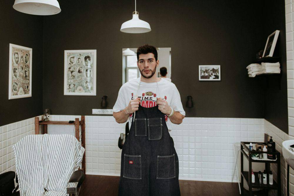 ilustrasi cowok di barber shop (unsplash.com/Jamakassi)
