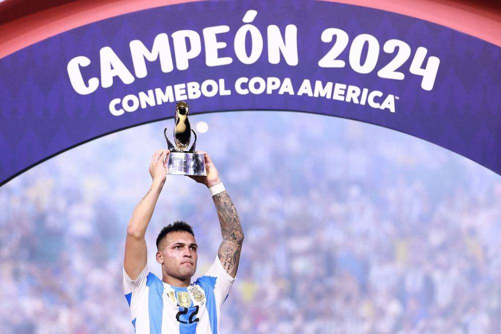 Lautaro Martinez mengangkat trofi sepatu emas Copa America 2024. (instagram.com/inter)