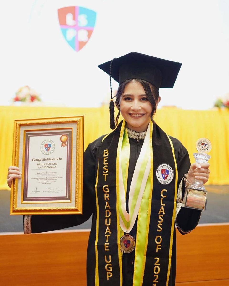 Inspirasi makeup wisuda ala artis (Instagram.com/prillylatuconsina96)