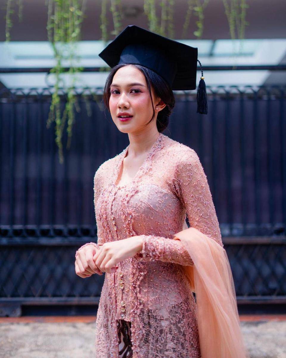 Inspirasi makeup wisuda ala artis (Instagram.com/raissarmdhn)