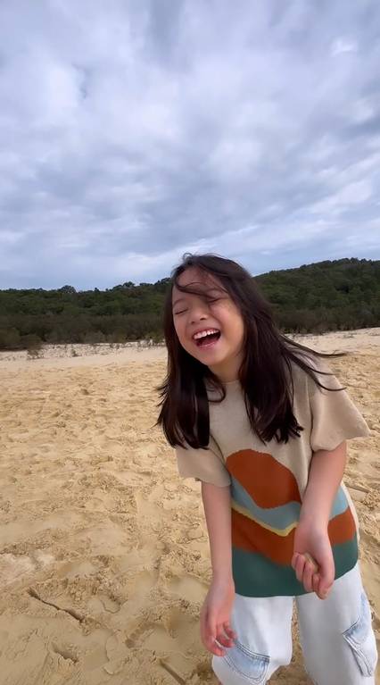 potret Gisel dan Gempi main seluncuran pasir di Australia (instagram.com/gisel_la)