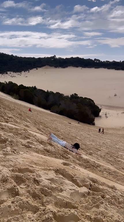 potret Gisel dan Gempi main seluncuran pasir di Australia (instagram.com/gisel_la)