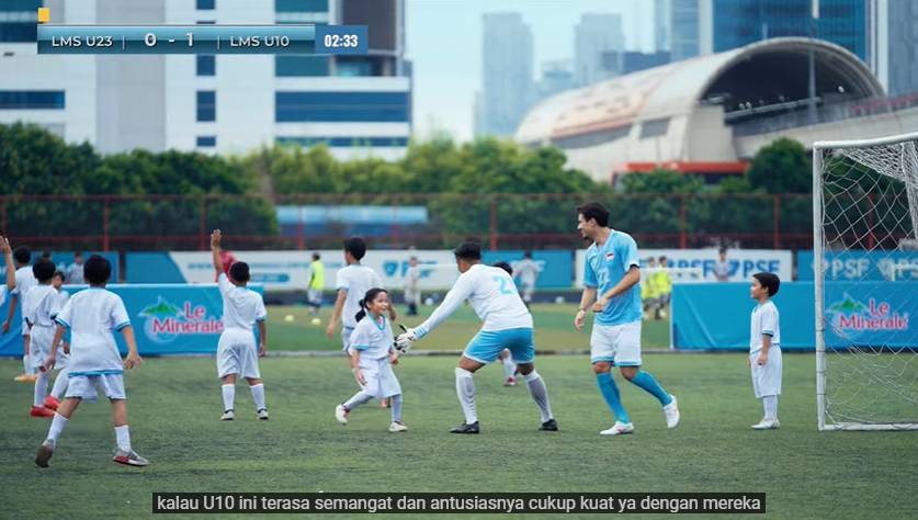 potret Yoda tanding bola lawan penggawa timnas Indonesia (youtube.com/LeMinerale)
