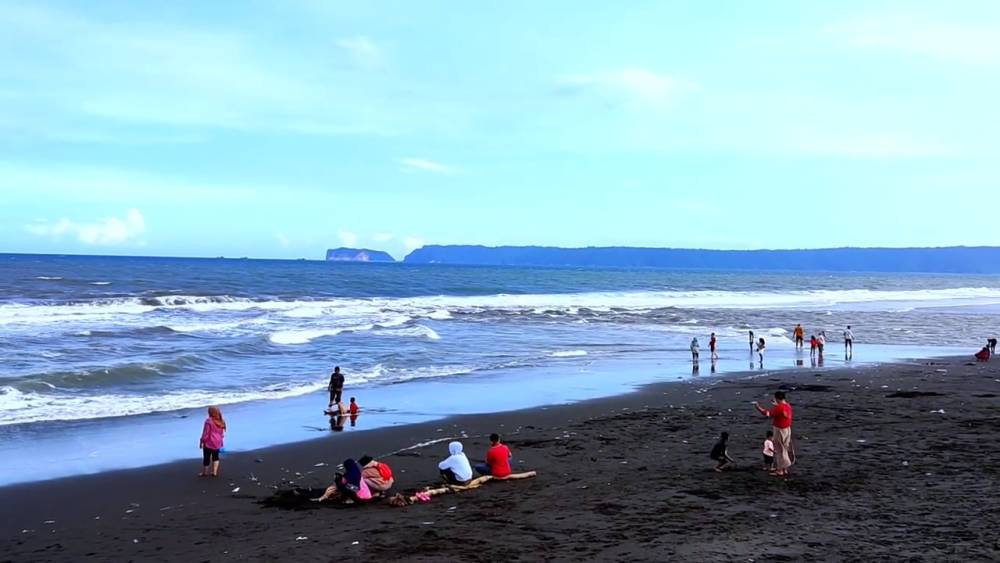 Pantai Cemara Jember (YouTube.com/Jalan Poros Official)