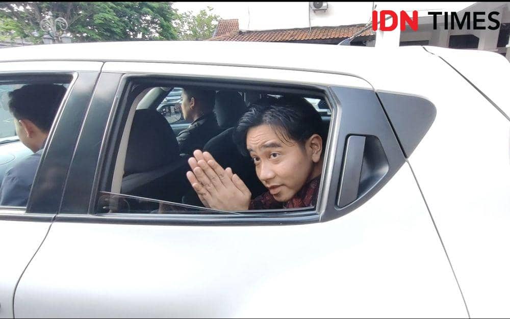 Gibran Rakabuming Raka mengantarkan surat pengunduran diri sebagai Walikota Solo di DPRD. (IDN Times/Larasati Rey)