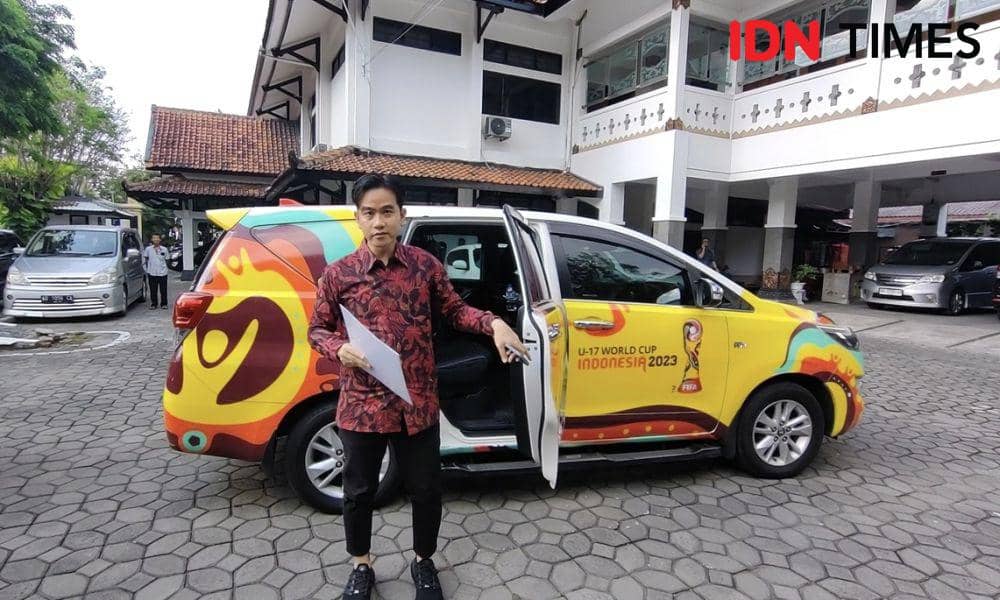 Bawa Map Putih Surat Pengunduran Diri Gibran Pulang Naik Mobil Pribadi