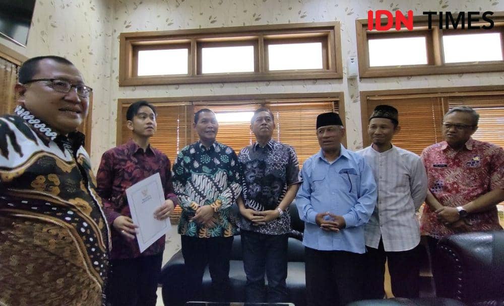 Gibran Rakabuming Raka mengantarkan surat pengunduran diri sebagai Walikota Solo di DPRD. (IDN Times/Larasati Rey)