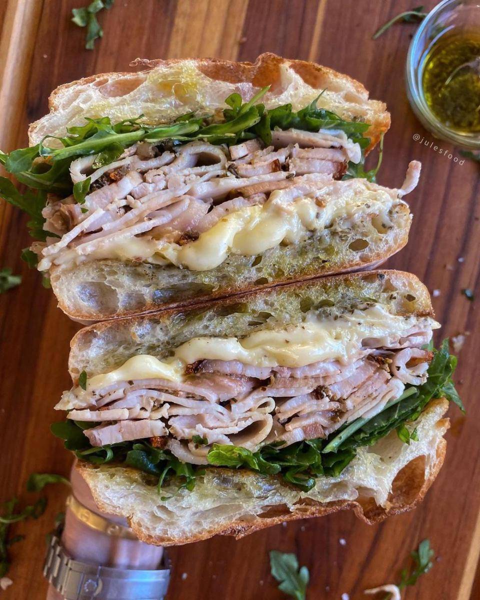 ilustrasi porchetta sandwich asal Italia (instagram.com/julesfood)