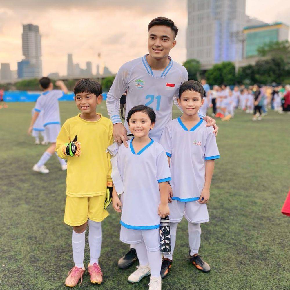 potret Yoda tanding bola lawan penggawa timnas Indonesia (instagram.com/reisabrotoasmoro)
