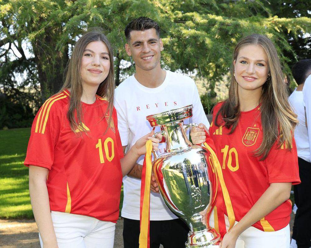 potret Putri Leonor dan Infanta Sofia bertemu pemain Timnas Spanyol (nstagram.com/casareal.es)
