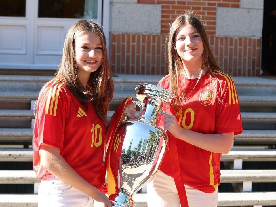 8 Potret Putri Leonor dan Infanta Sofia Sambut Timnas Spanyol