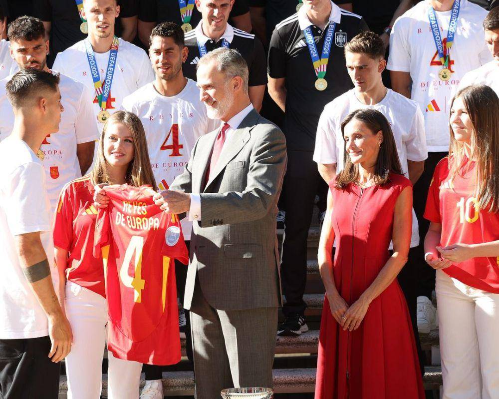 potret keluarga Kerajaan Spanyol bertemu pemain Timnas Spanyol (nstagram.com/casareal.es)