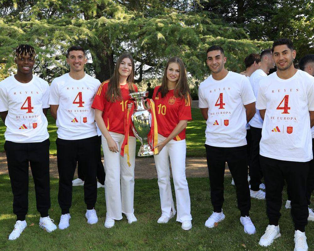 potret Putri Leonor dan Infanta Sofia bertemu pemain Timnas Spanyol (nstagram.com/casareal.es)