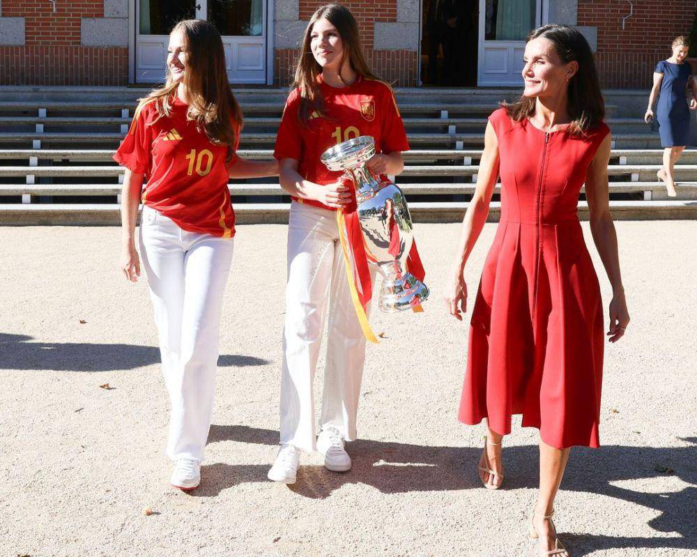 potret keluarga Kerajaan Spanyol bertemu pemain Timnas Spanyol (nstagram.com/casareal.es)