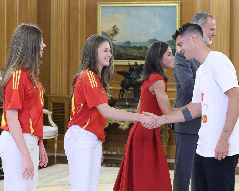 potret keluarga Kerajaan Spanyol bertemu pemain Timnas Spanyol (nstagram.com/casareal.es)