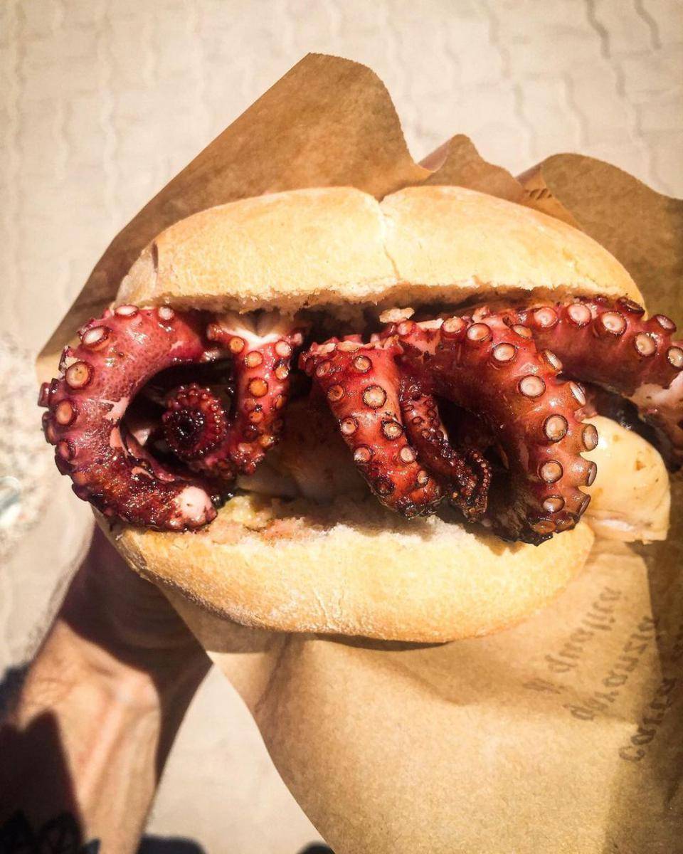 ilustrasi panino col polpo dari Italia (instagram.com/ilmagodelcibo)
