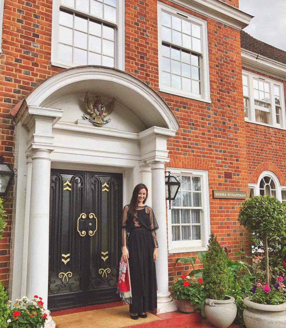 padu padan outfit hitam ala Kimberly Ryder (instagram.com/kimbrlyryder)