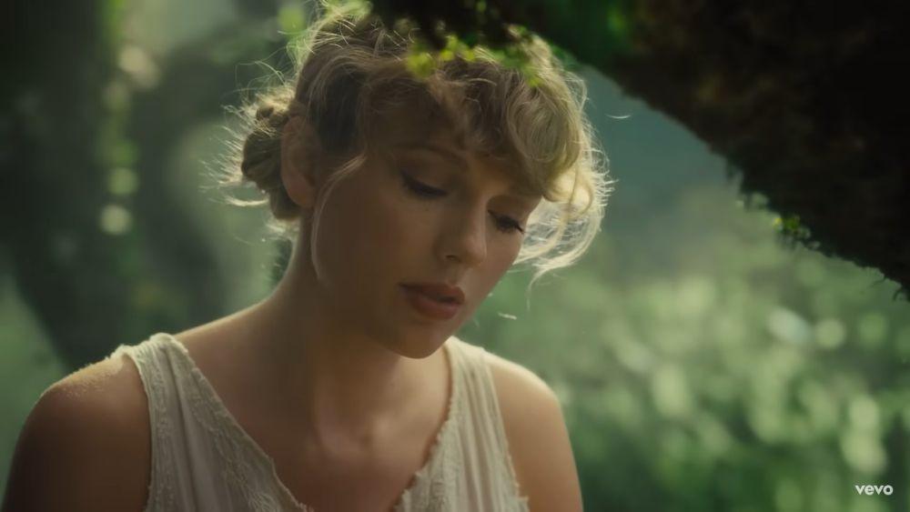 Lirik Lagu Cardigan - Taylor Swift Beserta Arti dan Maknanya