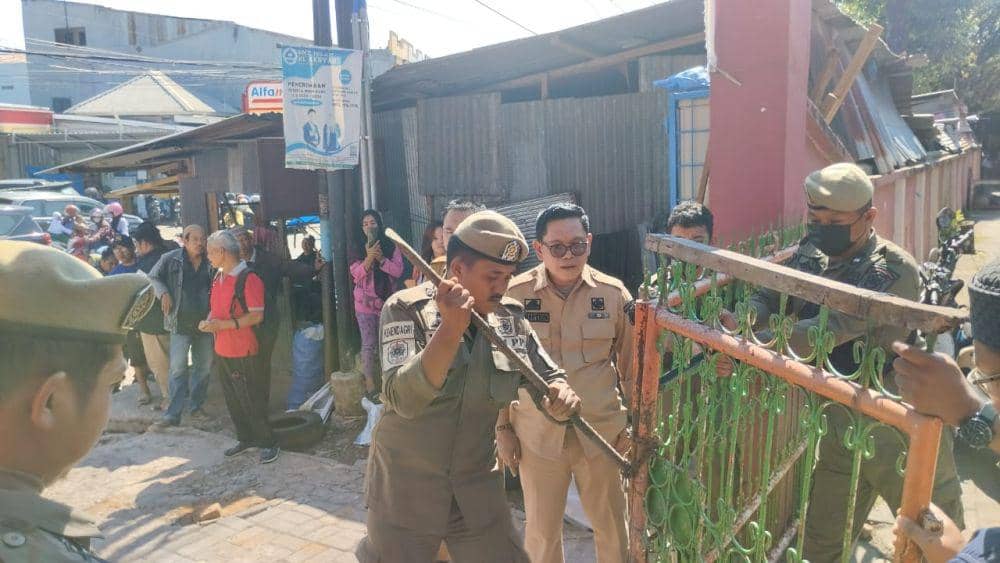 Dinas Pendidikan Kota Makssar mencabut spanduk penyegelan Sekolah Dasar Negeri (SDN) Pajjaiang, Selasa (16/7/2024)/Istimewa