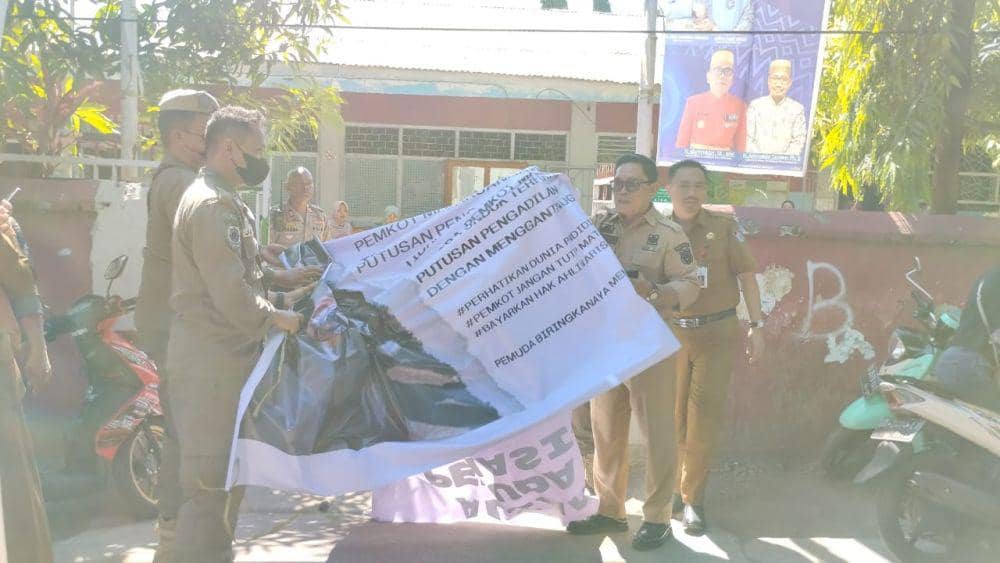 Dinas Pendidikan Kota Makssar mencabut spanduk penyegelan Sekolah Dasar Negeri (SDN) Pajjaiang, Selasa (16/7/2024)/Istimewa