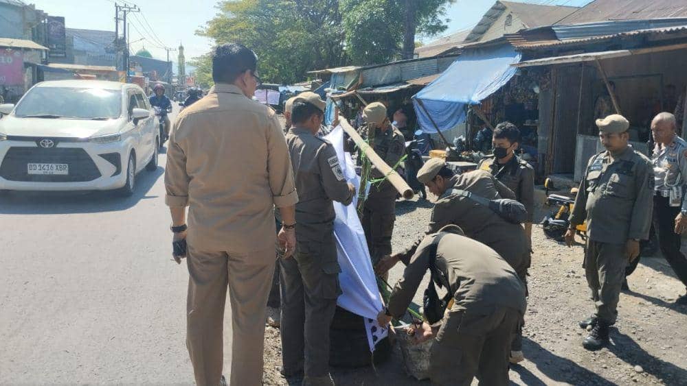 Dinas Pendidikan Kota Makssar mencabut spanduk penyegelan Sekolah Dasar Negeri (SDN) Pajjaiang, Selasa (16/7/2024)/Istimewa