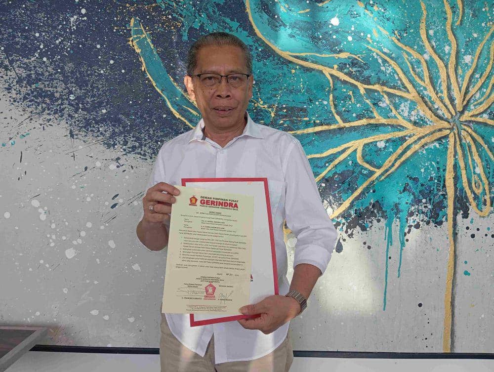 Bakal calon Wakil Bupati Lotim, Edwin Hadiwijaya menunjukkan surat tugas dari Gerindra (IDN Times/Ruhaili)